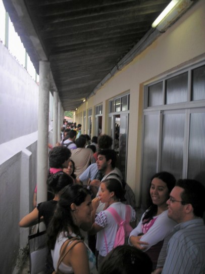 Estudantes sugerem um telhado para os que têm de esperar do lado de fora (Foto: João Carlos / Jabá)